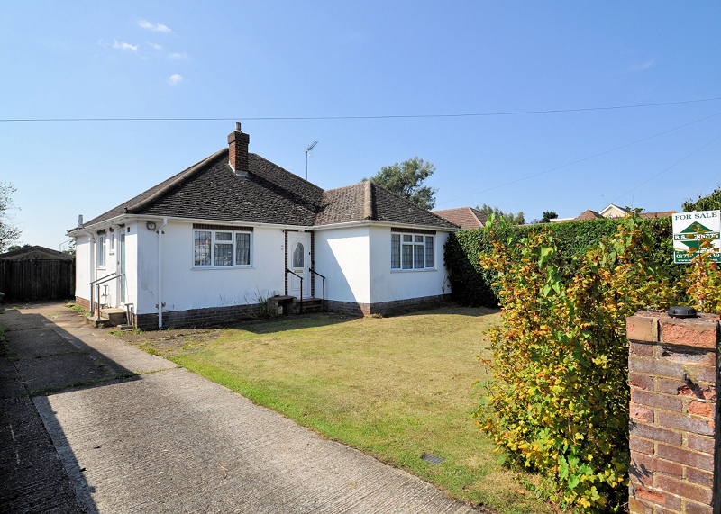 9 Fairfield Approach residential property exterior